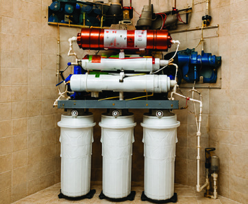 Multi-stage RO purifier unit installed with filter cartridges